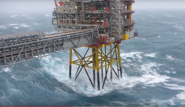 Bίντεο: Πόσο επικίνδυνο είναι να δουλεύεις στην Βόρεια Θάλασσα ακόμα και για 15.000 δολάρια το μήνα