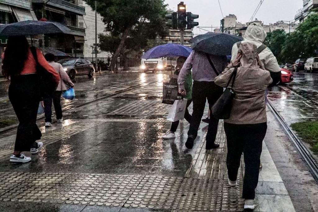 Καιρός: Με βροχές, καταιγίδες και αφρικανική σκόνη η Κυριακή – Η πρόγνωση της ΕΜΥ
