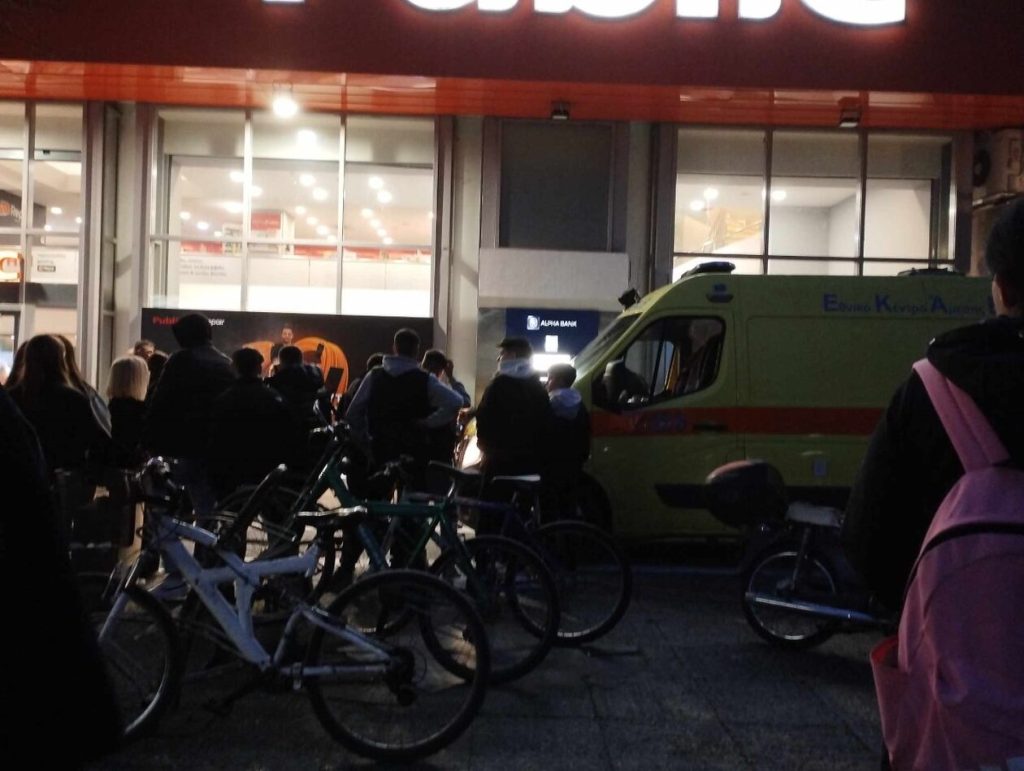 Άγρια συμπλοκή μεταξύ νεαρών στην κεντρική πλάτεια της Λάρισας – Ένας τραυματίας (φώτο)