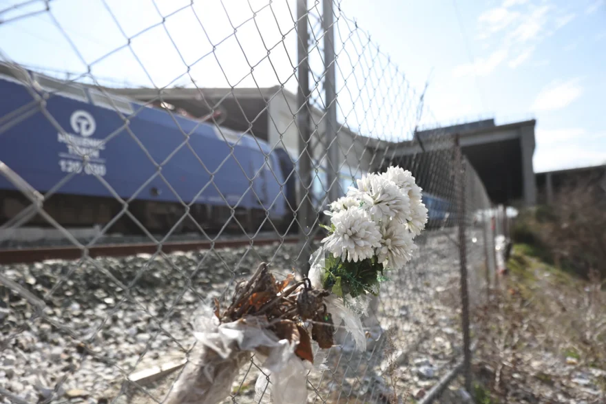 Έγκλημα στα Τέμπη: Τελέστηκε το ετήσιο μνημόσυνο για τα θύματα – Παρέστησαν υπάλληλοι των σιδηροδρόμων
