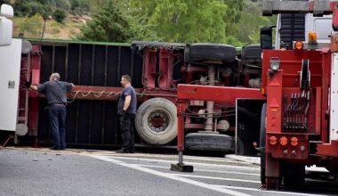 Νταλίκα ανατράπηκε στην Εθνική οδό Αθηνών-Λαμίας – Κλειστές και οι δύο λωρίδες κυκλοφορίας