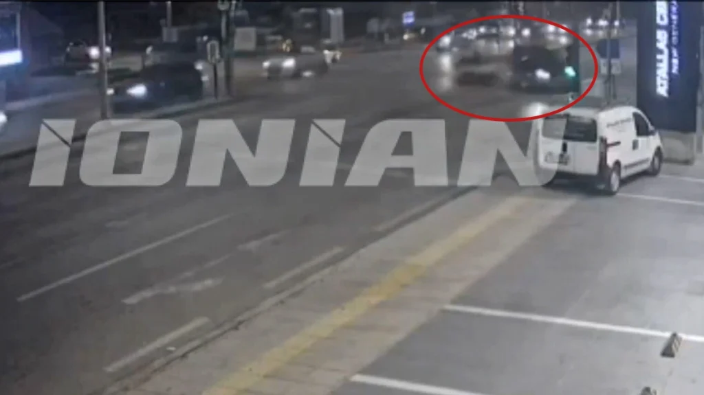 Πάτρα: Βίντεο ντοκουμέντο από τη στιγμή που οι δύο νεαροί χάνουν τη ζωή τους μετά τη σφοδρή σύγκρουση με ΙΧ