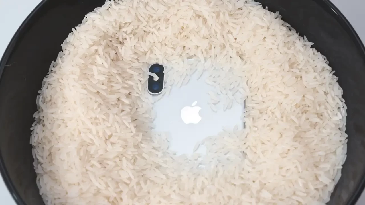 Η Apple κατέρριψε τον μύθο για το ρύζι – «Μπορεί να προκαλέσει ζημιά στο iPhone σας»