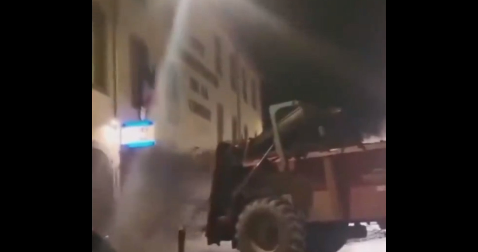 Γαλλία: Κοπριά από αγρότες ως διαμαρτυρία σε αστυνομικό τμήμα – Στην Ελλάδα έβγαζαν σέλφι μεταξύ τους! (βίντεο)