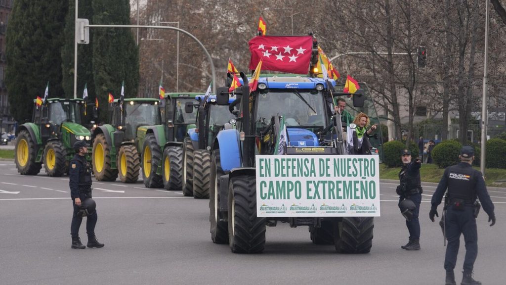 Κλιμακώνουν τις κινητοποιήσεις τους οι αγρότες στην Ισπανία – «Η κυβέρνηση δεν νοιάζεται»