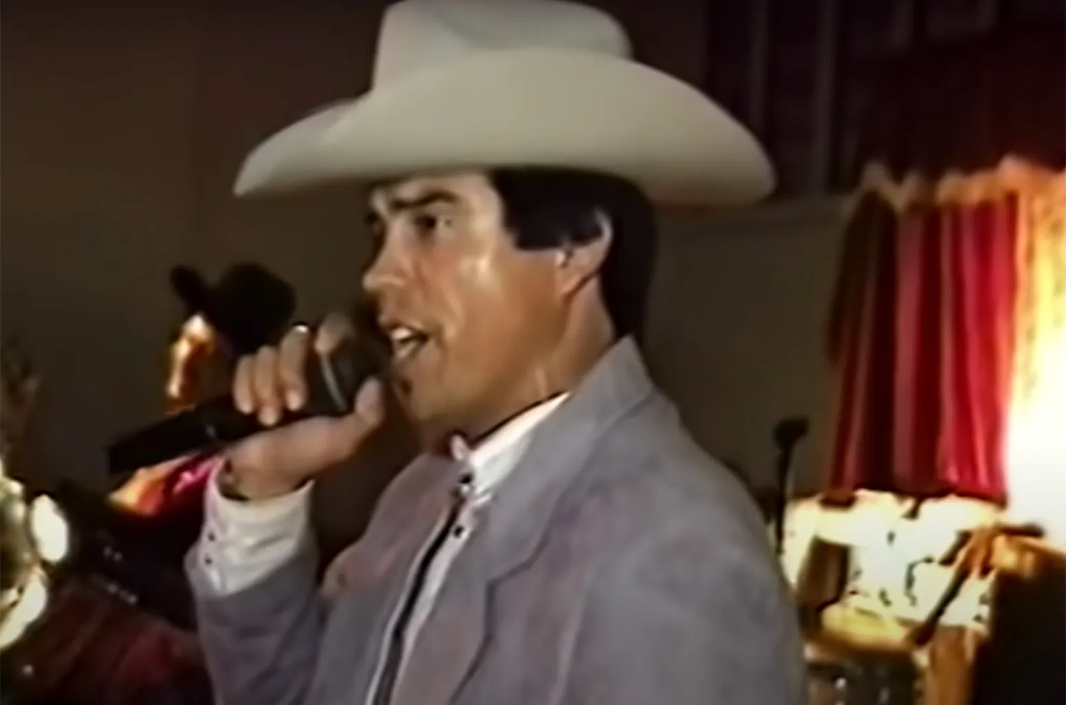 Βίντεο: Όταν ο διάσημος Μεξικανός τραγουδιστής Chalino Sánchez έλαβε το σημείωμα «θανάτου» σε συναυλία