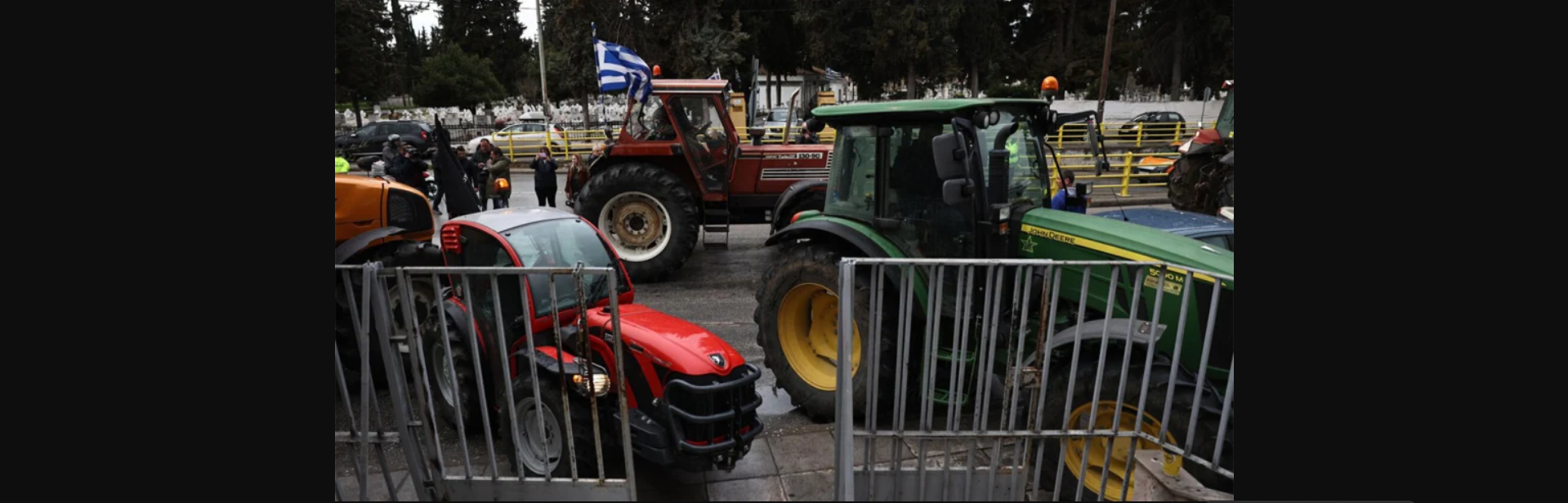 Λάρισα: Αγρότες με τρακτέρ απέκλεισαν το Τελωνείο (φωτο)