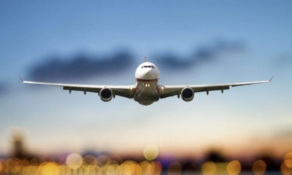Λονδίνο: Η στιγμή που αεροσκάφος αναπηδά στο διάδρομο προσγείωσης λόγω των ισχυρών ανέμων (βίντεο)