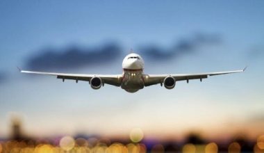 Λονδίνο: Η στιγμή που αεροσκάφος αναπηδά στο διάδρομο προσγείωσης λόγω των ισχυρών ανέμων (βίντεο)