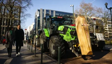 Κλιμακώνουν τις κινητοποιήσεις τους οι αγρότες στις Βρυξέλλες – Διαδηλώσεις σήμερα την ώρα του Συμβουλίου Υπουργών Γεωργίας της ΕΕ