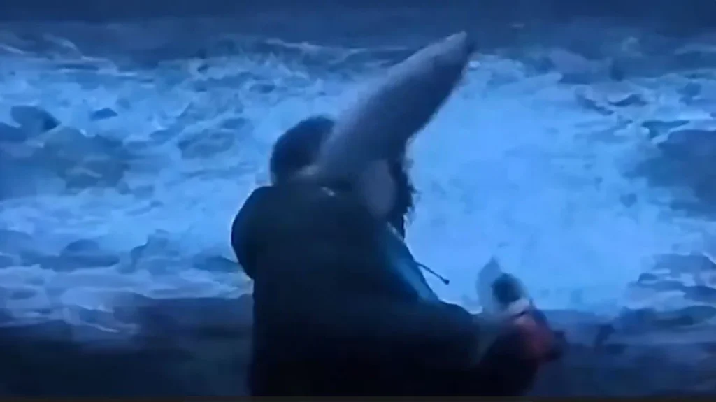 Η ξεκαρδιστική στιγμή που ψάρι «σκάει» στο πρόσωπο Νορβηγού δημοσιογράφου κατά τη διάρκεια live μετάδοσης (βίντεο)