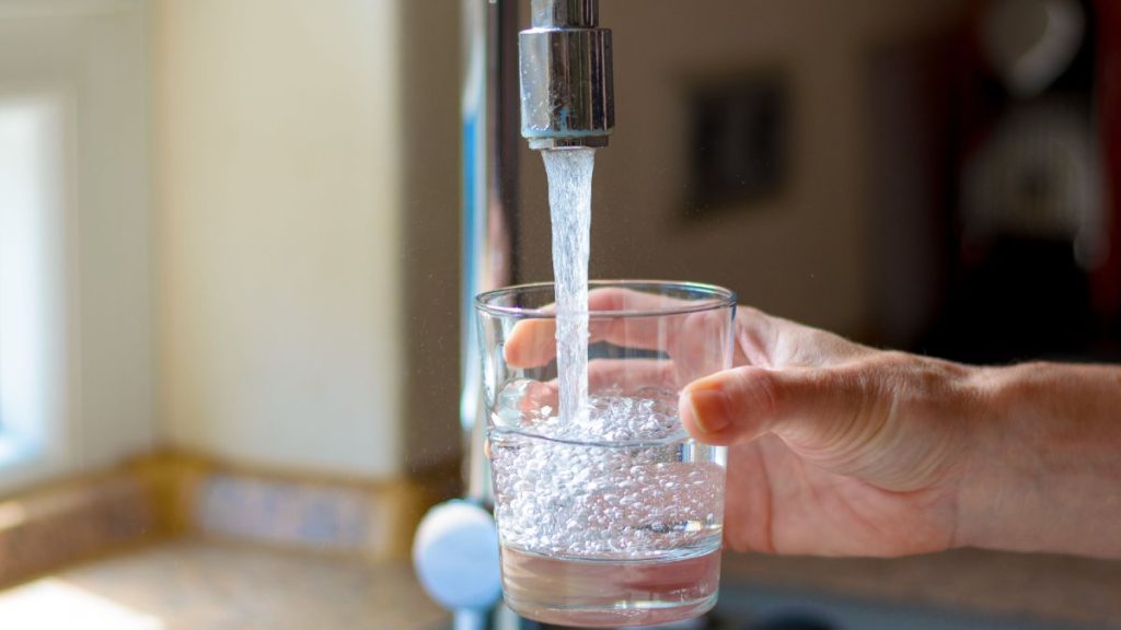 Ποιο είναι το λάθος που μπορεί να κάνουμε με το νερό της βρύσης – Πότε δεν πρέπει να το πίνουμε
