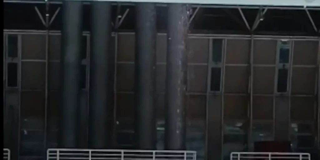 Η βροχή άνοιξε τρύπα στο κλειστό κολυμβητήριο του ΟΑΚΑ -Έπεφτε νερό ενώ προπονούνταν παιδιά (βίντεο) 