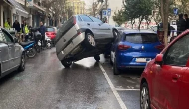 Ασυνήθιστο ατύχημα στις Σέρρες: Αυτοκίνητο κατέληξε πάνω στο καπό παρκαρισμένου οχήματος (βίντεο)