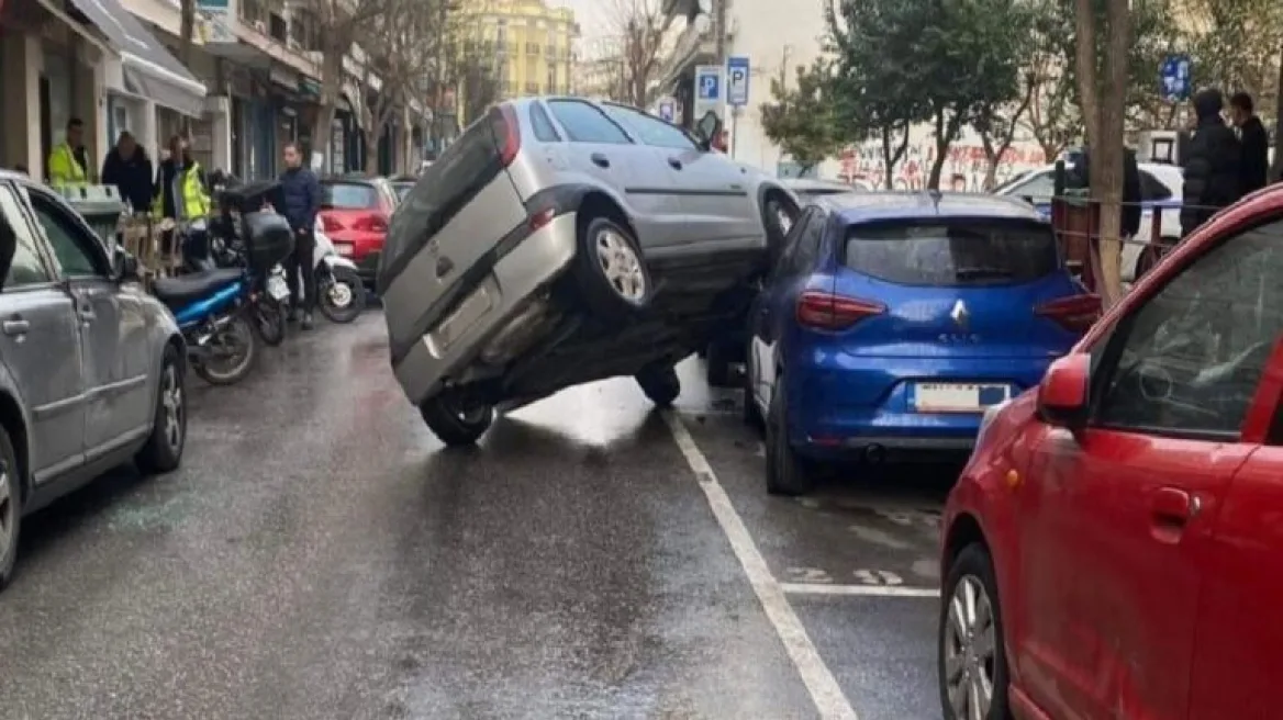 Ασυνήθιστο ατύχημα στις Σέρρες: Αυτοκίνητο κατέληξε πάνω στο καπό παρκαρισμένου οχήματος (βίντεο)