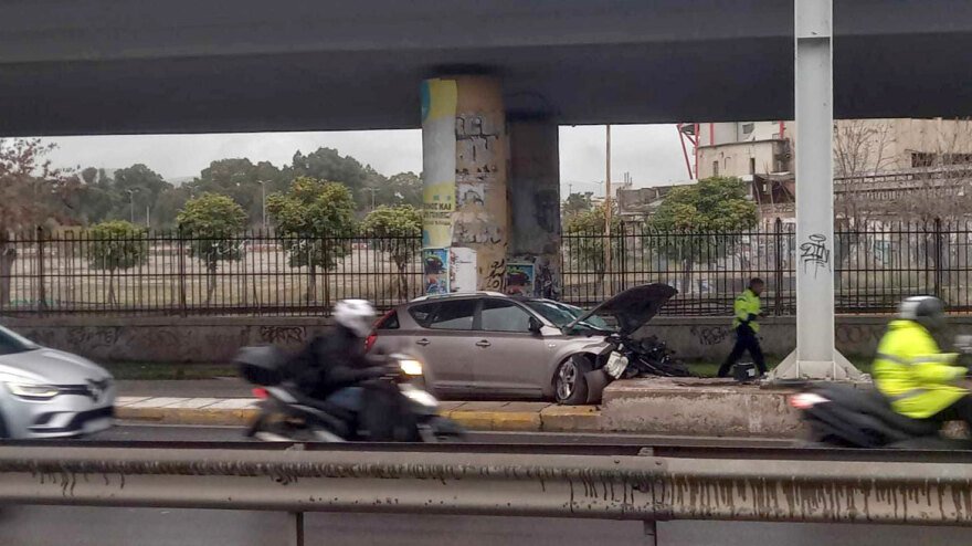 Πειραιάς: Αυτοκίνητο καρφώθηκε σε κολόνα – Μποτιλιάρισμα στο σημείο