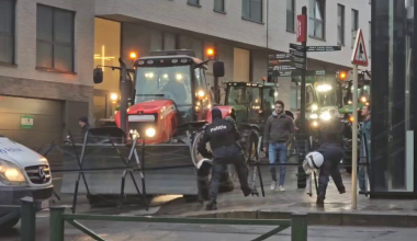 Οι Βέλγοι αγρότες σπάνε τα αστυνομικά μπλόκα και ορμούν στις Βρυξέλλες (βίντεο)