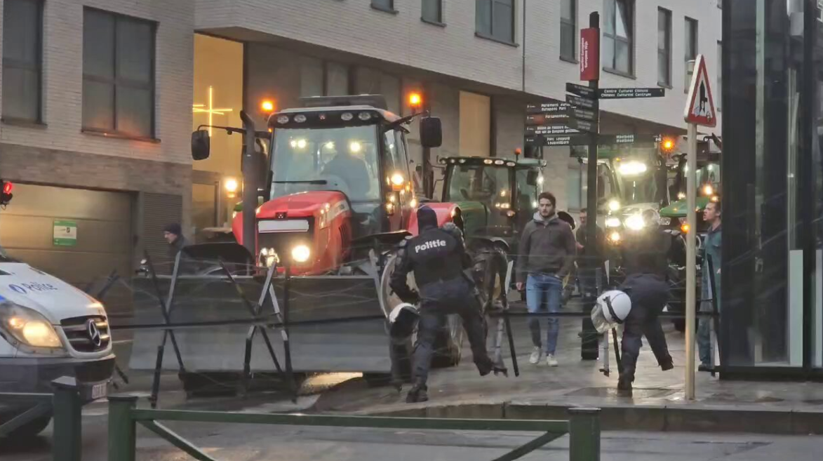 Οι Βέλγοι αγρότες σπάνε τα αστυνομικά μπλόκα και ορμούν στις Βρυξέλλες (βίντεο)