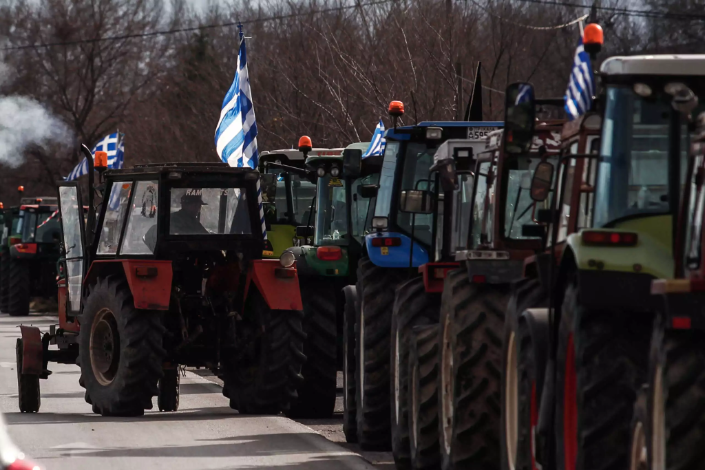 Οι αγρότες μπήκαν με τα τρακτέρ τους στο κέντρο των Τρικάλων (βίντεο)