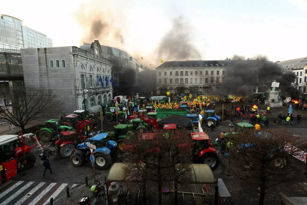 Χάος στις Βρυξέλλες: Οδομαχίες αγροτών και αστυνομικών έξω από το Ευρωπαϊκό Συμβούλιο (upd)