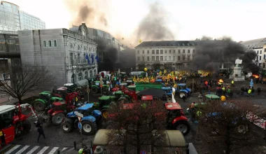 Χάος στις Βρυξέλλες: Οδομαχίες αγροτών και αστυνομικών έξω από το Ευρωπαϊκό Συμβούλιο (upd)
