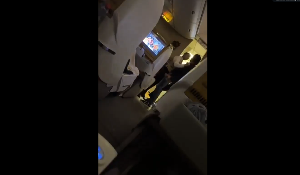 Χάος σε πτήση της Emirates: Επιβάτης υπό την επήρεια αλκοόλ επιτέθηκε σε αεροσυνοδό (βίντεο)