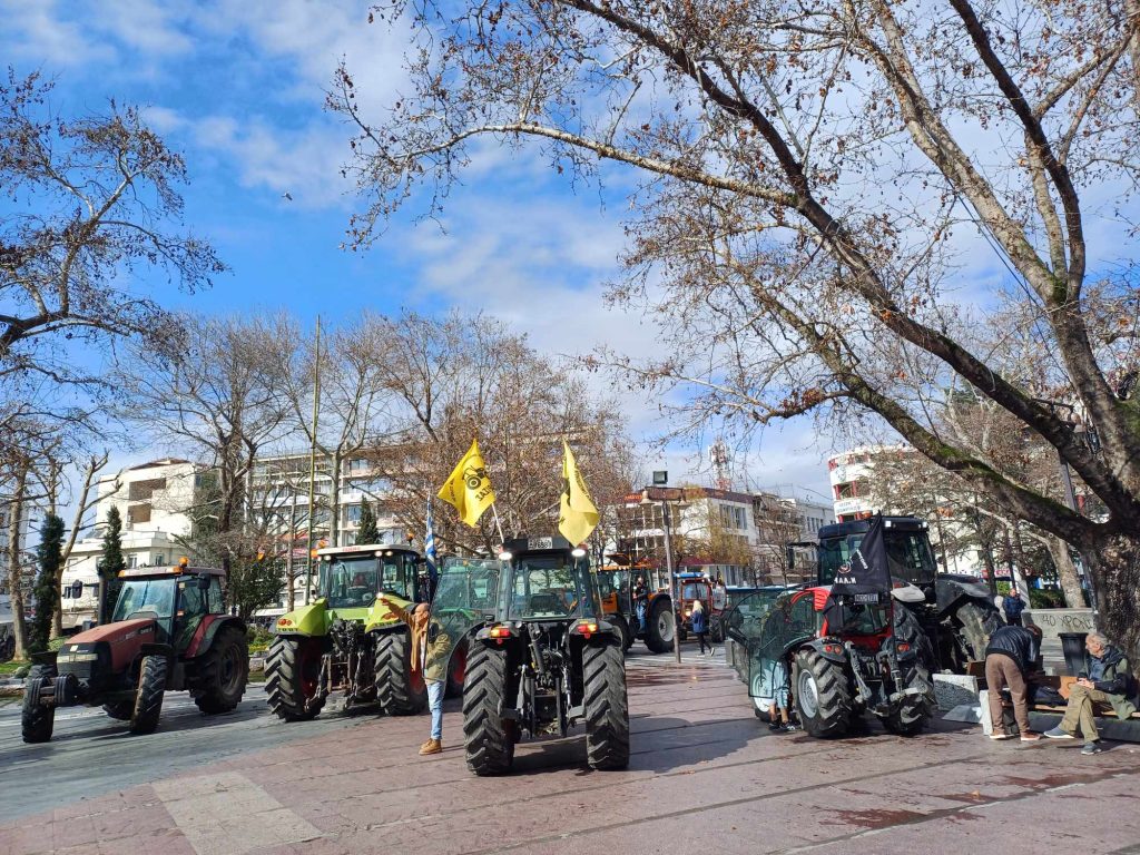 Λάρισα: Έκαψαν άχυρα και λάστιχα στην κεντρική πλατεία οι αγρότες (βίντεο)