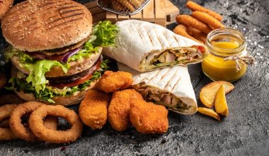 Νέα έρευνα προειδοποιεί: Η διαβίωση κοντά σε μπαρ και εστιατόρια fast food αυξάνει το κίνδυνο για καρδιακή ανεπάρκεια