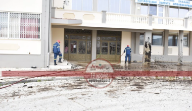 Μεσολόγγι: Οι αγρότες έριξαν κοπριά στο κτίριο της Περιφερειακής Ενότητας Αιτωλοακαρνανίας (φώτο-βίντεο)