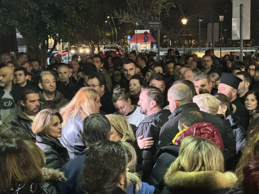 Τρίκαλα: Εκατοντάδες άνθρωποι τίμησαν τη μνήμη των δίδυμων αδερφών και της ξαδέρφης τους που σκοτώθηκαν στα Τέμπη – Δείτε φωτογραφίες 