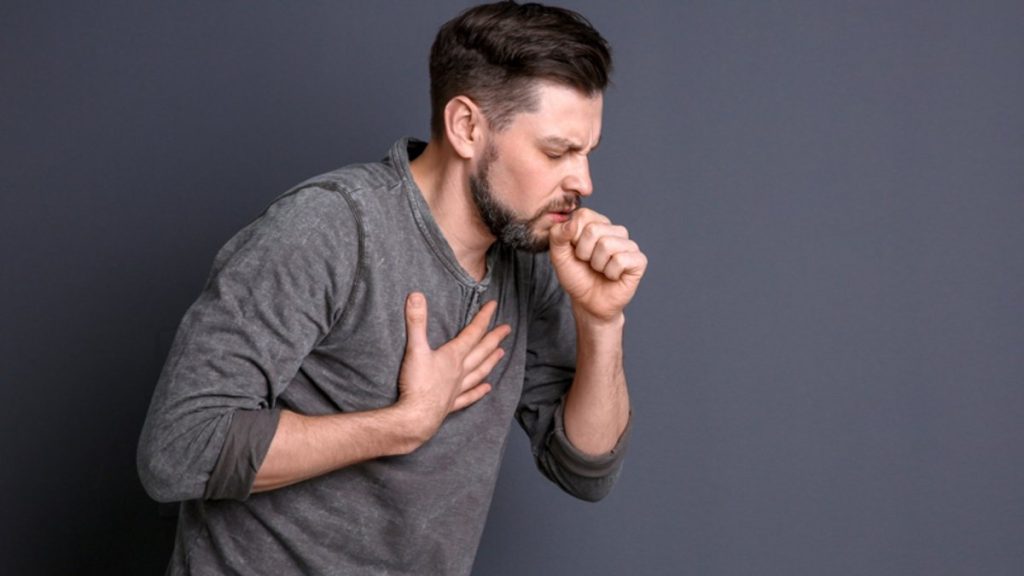 Βήχας με πόνο στο στήθος: Δείτε ποιες είναι οι 11 αιτίες