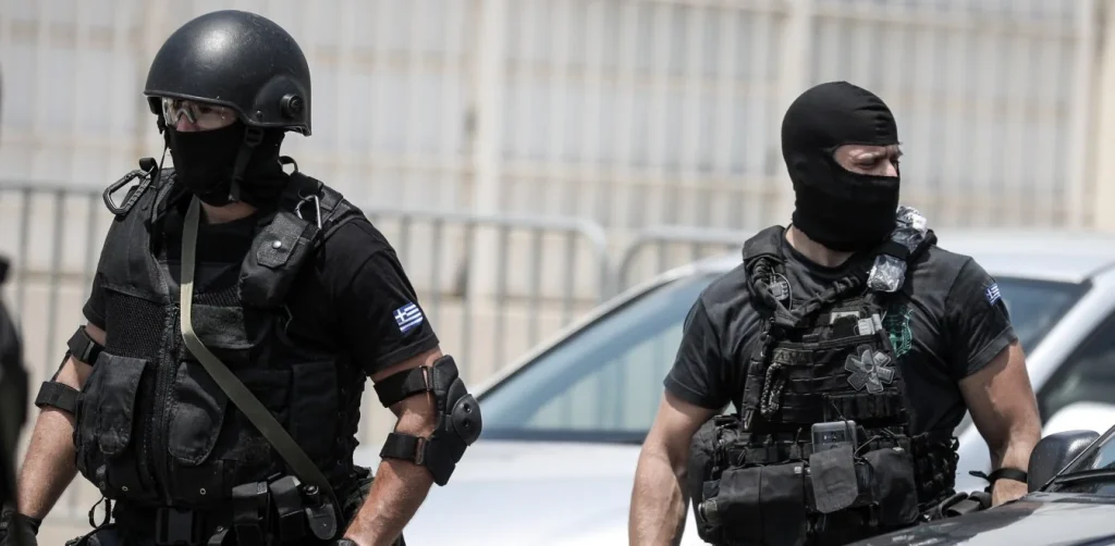 Μεγάλη επιχείρηση της Αντιτρομοκρατικής: Συνελήφθησαν οκτώ άτομα που σχετίζονται με την βομβιστική επίθεση σε τράπεζα στα Πετράλωνα