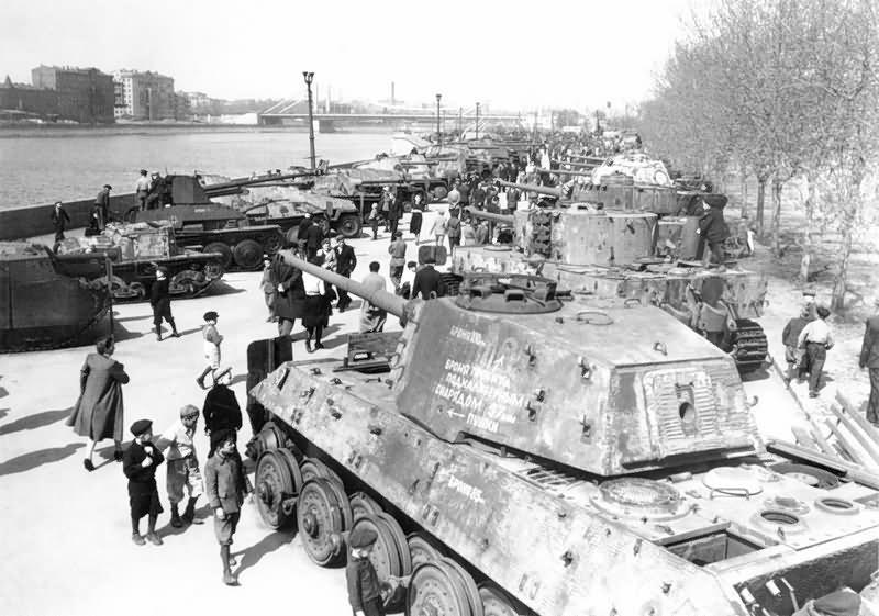 Οι Ρώσοι συνεχίζουν την παράδοση του Β΄ΠΠ επιδεικνύοντας λάφυρα: Αιχμαλωτισμένο M2 Bradley  στη Μόσχα