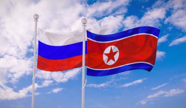 Bloomberg: «Η Βόρεια Κορέα έστειλε στη Ρωσία 6.700 κοντέινερ με οβίδες»