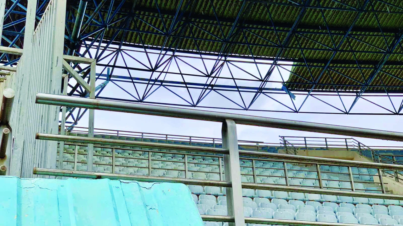 Παγκρήτιο Στάδιο: Ολοκληρώθηκε η απομάκρυνση τμημάτων από το στέγαστρο που είχαν καταστραφεί από την κακοκαιρία