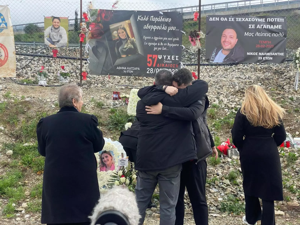«Δεν το πιστεύω ότι δε θα σε ξαναδώ…»: Συγγενείς των 57 νεκρών αφήνουν λουλούδια στο σημείο της σύγκρουσης (φώτο)