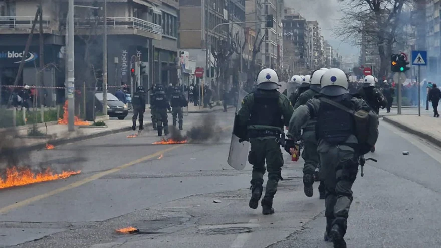 Προβοκάτορες κουκουλοφόροι πέταξαν μολότοφ στον ΟΣΕ Θεσσαλονίκης και συγκρούστηκαν με την αστυνομία (φώτο-βίντεο)
