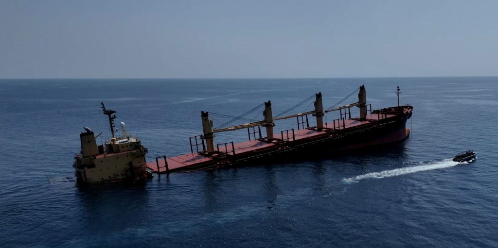 Ερυθρά Θάλασσα: Βυθίζεται το φορτηγό πλοίο «Rubymar» που δέχθηκε επίθεση από τους Χούθι (βίντεο)