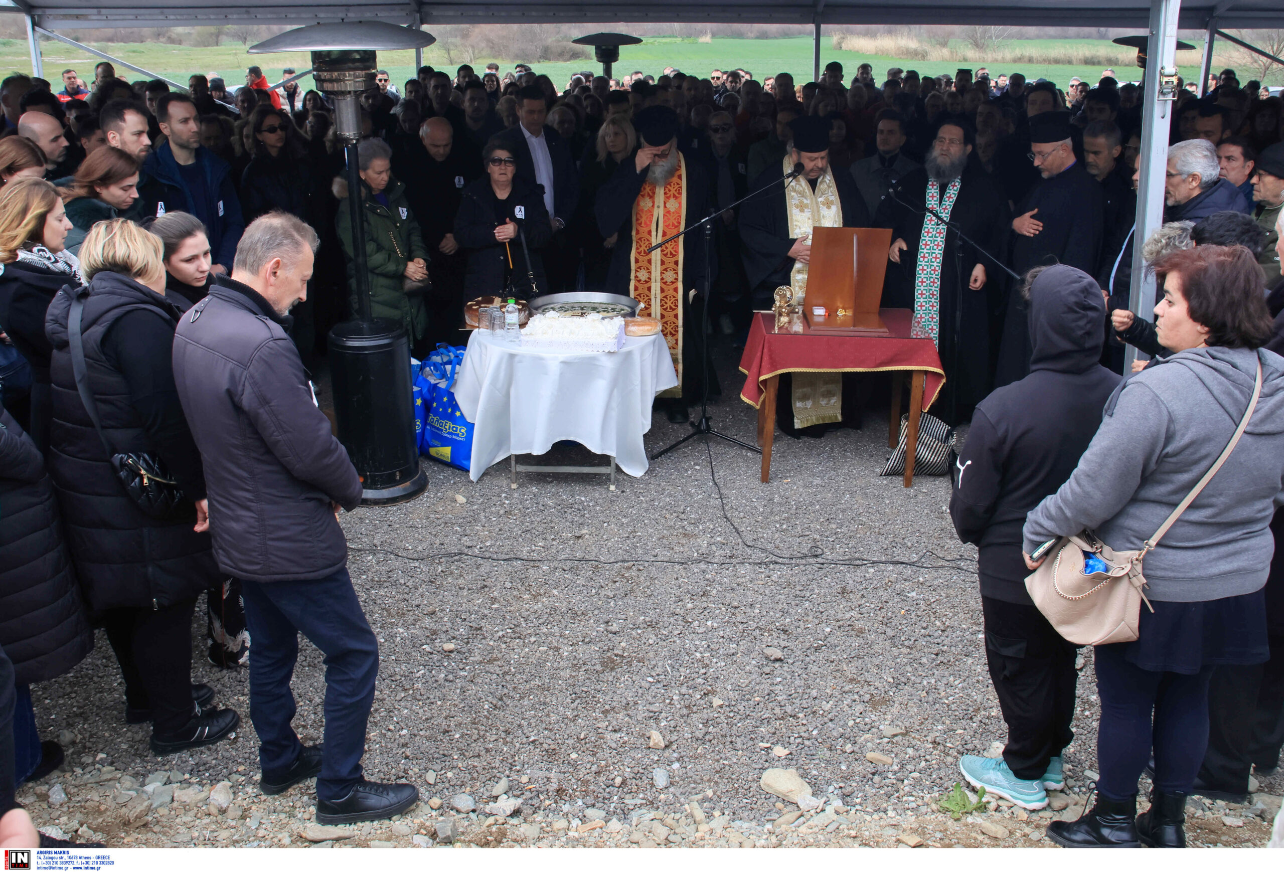 Τέμπη: Ξέσπασε σε κλάματα ο ιερέας που διάβασε τα ονόματα των 57 θυμάτων