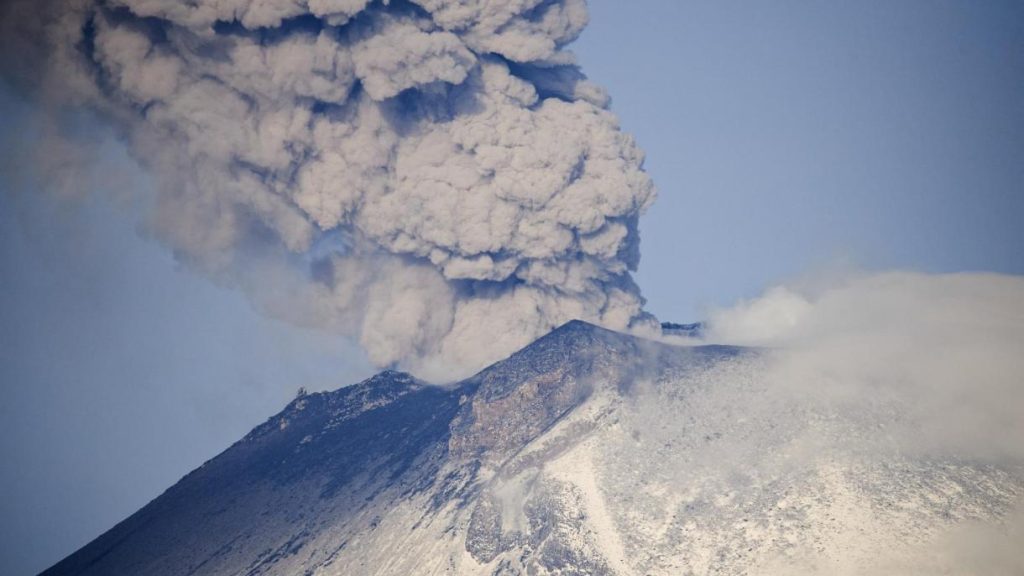 Μεξικό: «Ξύπνησε» το ηφαίστειο Ποποκατέπετλ – Ακυρώθηκαν πτήσεις λόγω του καπνού (βίντεο)