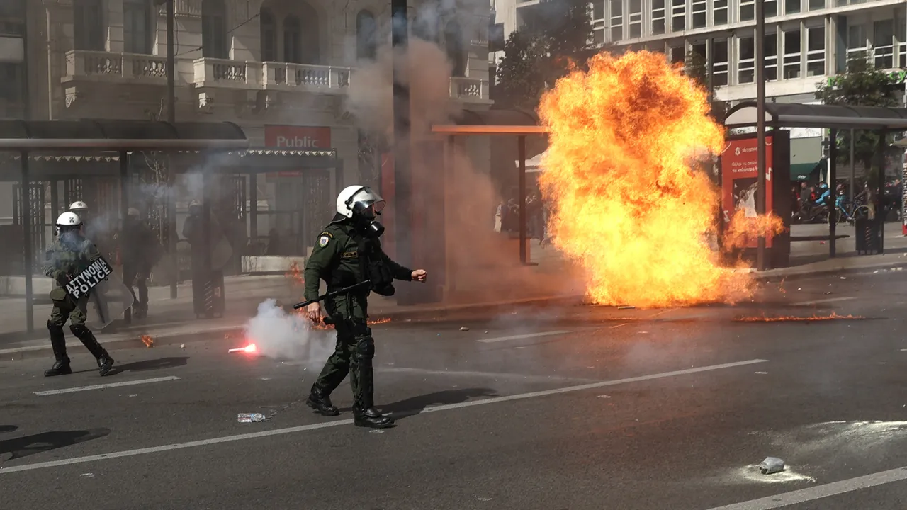 Προβοκάτορες κουκουλοφόροι έριξαν μολότοφ και στο Σύνταγμα – Συγκρούσεις με την αστυνομία (φωτό)