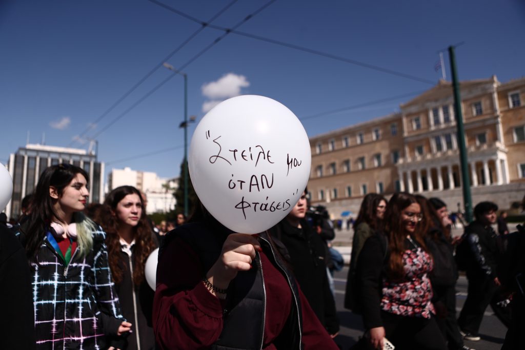 Απροσπέλαστο το κέντρο της Αθήνας – Πλήθος κόσμου στη συγκέντρωση για το έγκλημα των Τεμπών