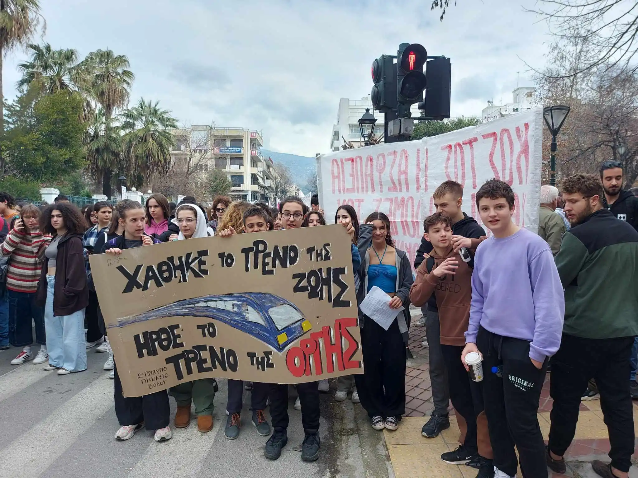 Βόλος: Εκατοντάδες οι διαδηλωτές στην συγκέντρωση διαμαρτυρίας για το έγκλημα των Τεμπών