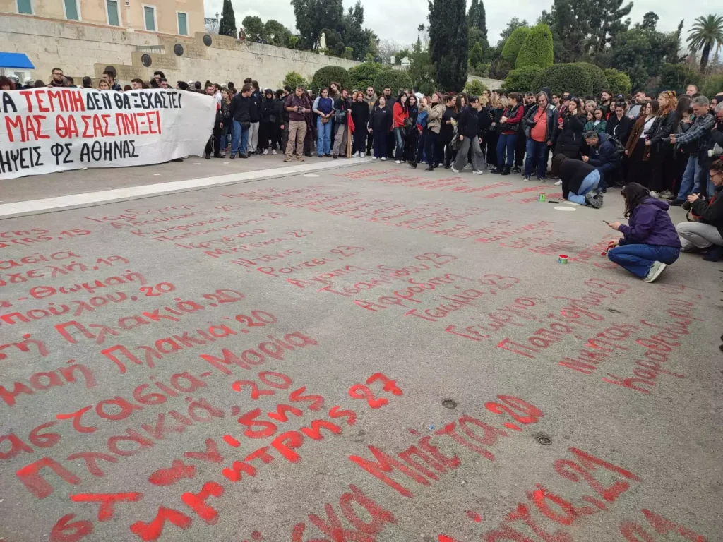 Έγκλημα στα Τέμπη: Διαδηλωτές έγραψαν τα ονόματα των θυμάτων στο μνημείο του Αγνώστου Στρατιώτη