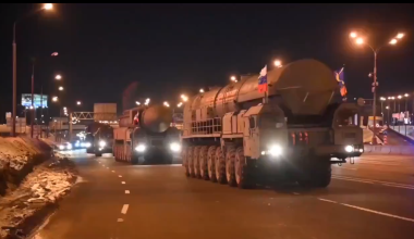 Μετακινούνται σε θέσεις εκτόξευσης ρωσικοί αυτοκινούμενοι βαλλιστικοί στρατηγικοί πύραυλοι Topol-M (βίντεο)