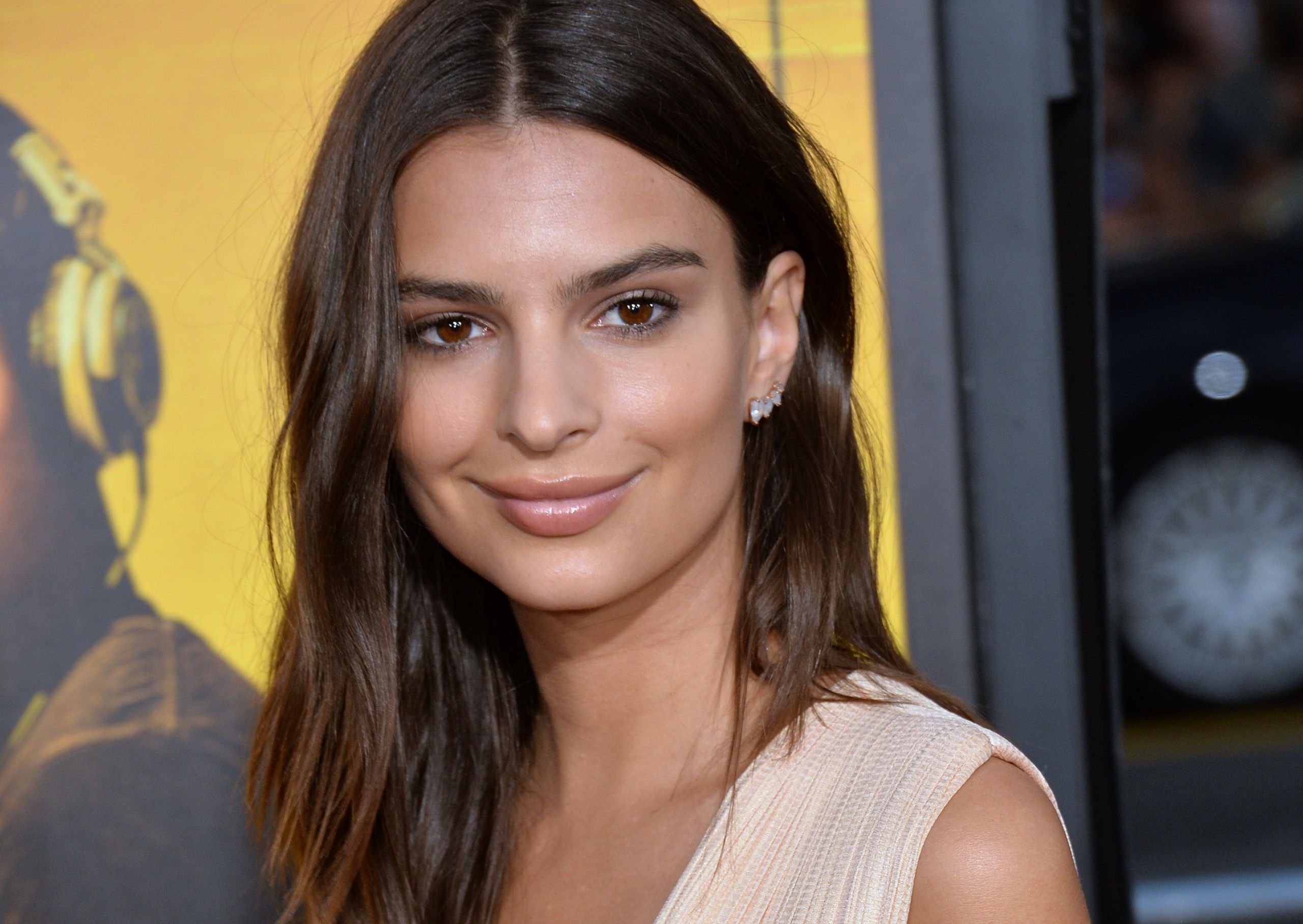 Ε.Ραταϊκόφσκι: Νέες αποκαλυπτικές φωτογραφίες – Πόζαρε στο instagram με βαθύ ντεκολτέ (φώτο)