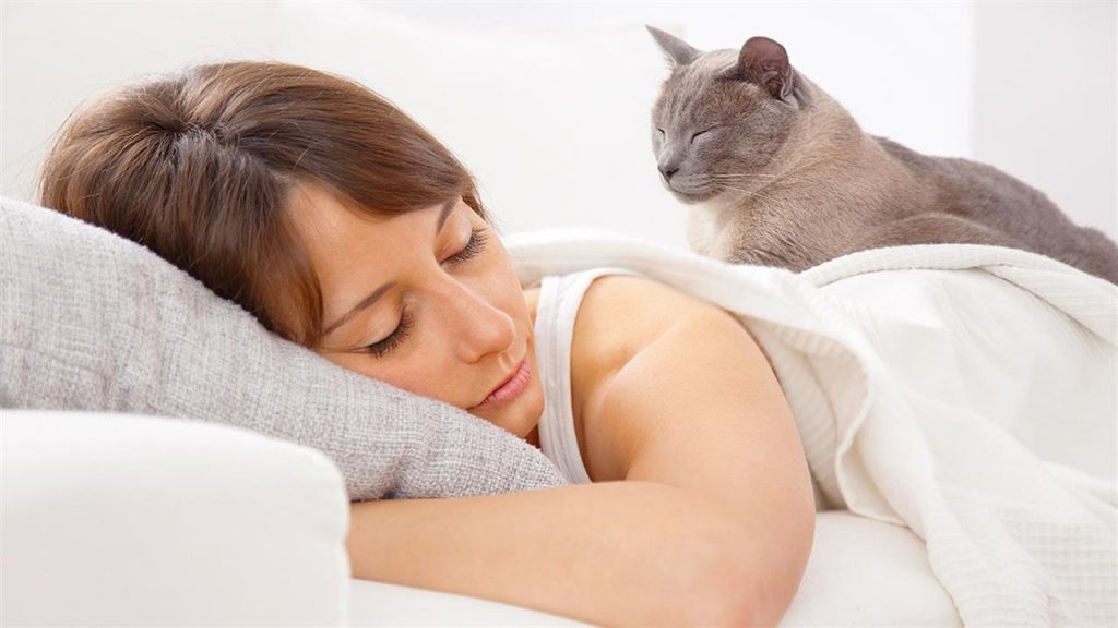 Κοιμάστε μαζί με το κατοικίδιό σας; – Δείτε πως μπορεί να επηρεάσει την υγεία σας