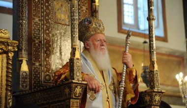 Ο Οικουμενικός Πατριάρχης Βαρθολομαίος τέλεσε τρισάγιο για τους 57 νεκρούς στα Τέμπη
