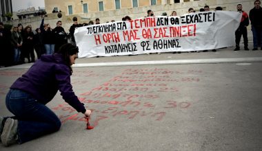 «Φθηνές» δικαιολογίες από τον δήμο Αθηναίων για το σβήσιμο των ονομάτων των νεκρών των Τεμπών: «Το συνεργείο έπραξε από μόνο του»