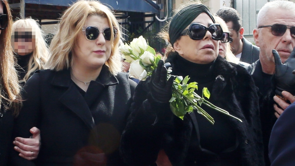 Δεν τις σταμάτησε το πένθος: Τσακώθηκε πάλι με την κόρη της η Άντζελα Δημητρίου στο μνημόσυνο της μητέρας της